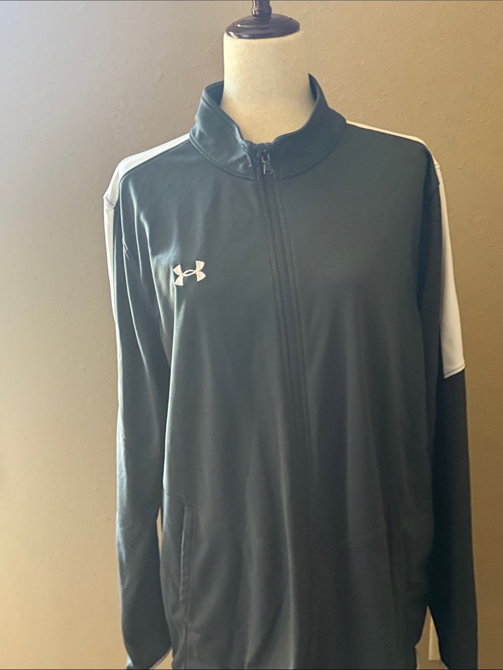 Under Armor men’s gray shirt with half zipper
